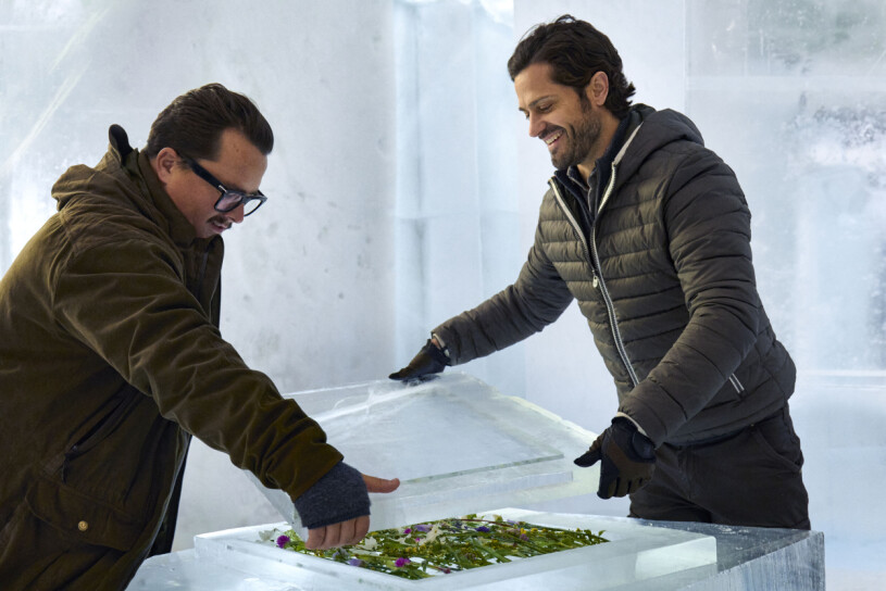 Designduon Bernadotte Kylberg i aktion med sin is och sina midsommarblommor. Prins Carl Philip och Oscar Kylberg i arbetet med designsviten på Ishotellet i Jukkasjärvi