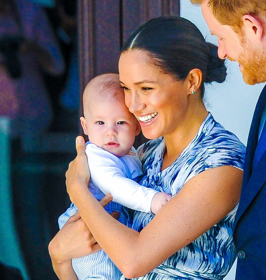 Den 6 maj blir det ettårskalas för master Archie Harrison Mountbatten-Windsor. Och hans pappa har definitivt barnasinnet kvar. Archie Harrison Mountbatten-Windsor fyller ett år den 6 maj 2020-