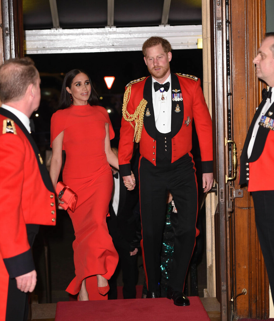 Kanske var det först nu som Harry insåg det definitiva i sitt beslut? Meghan och prins Harry i rött.