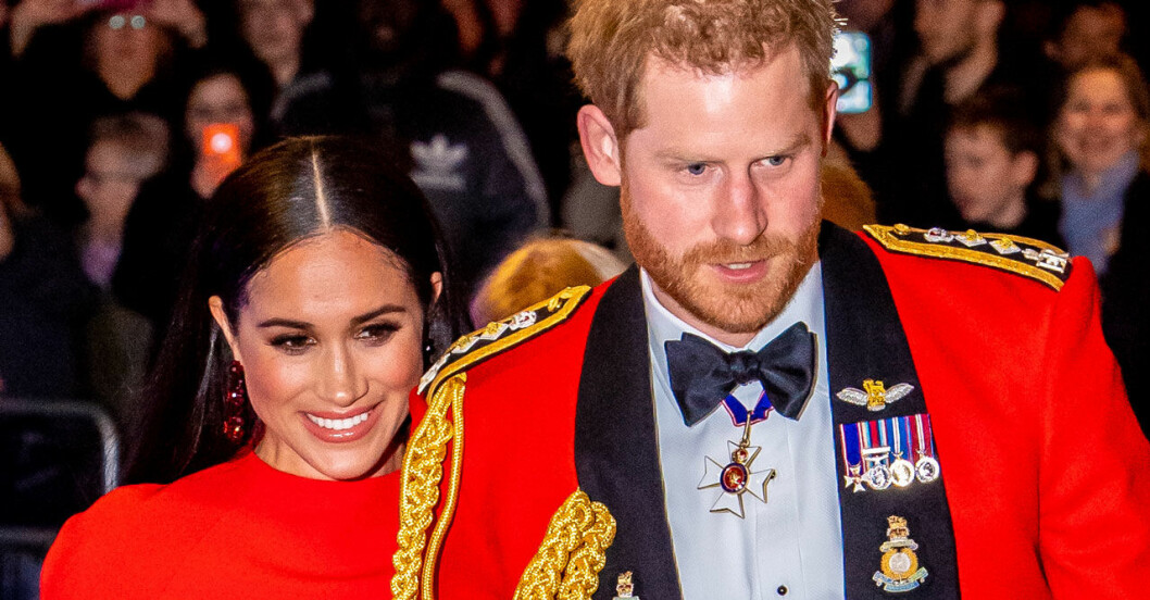 Efter tre månaders kaos; Nu är Megxit ett faktum. Meghan och prins Harry i rött.
