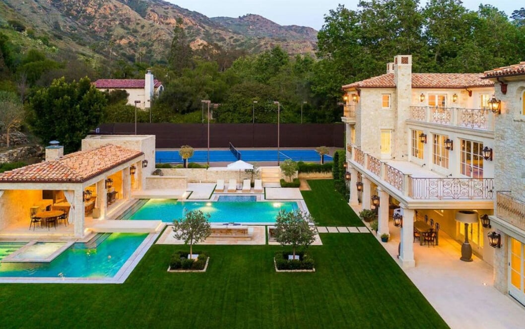 Ekar och plataner, pool och egen tennisbana. Plus en yogastudio, perfekt för Meghan och prins Harry. Ryktet säger att Meghan och prins Harry är spekulanter på det här huset i Malibu i Kalifornien.
