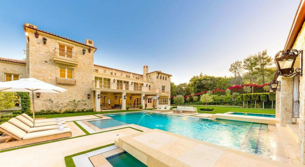 Huset ägs av Baywatch-stjärnan David Charvet och hans före detta fru. Den senaste tiden har det hyrts ut till superstjärnor och utländska dignitärer. Och Kylie Jenner bodde här en sommar. Ryktet säger att Meghan och prins Harry är spekulanter på det här huset i Malibu i Kalifornien.