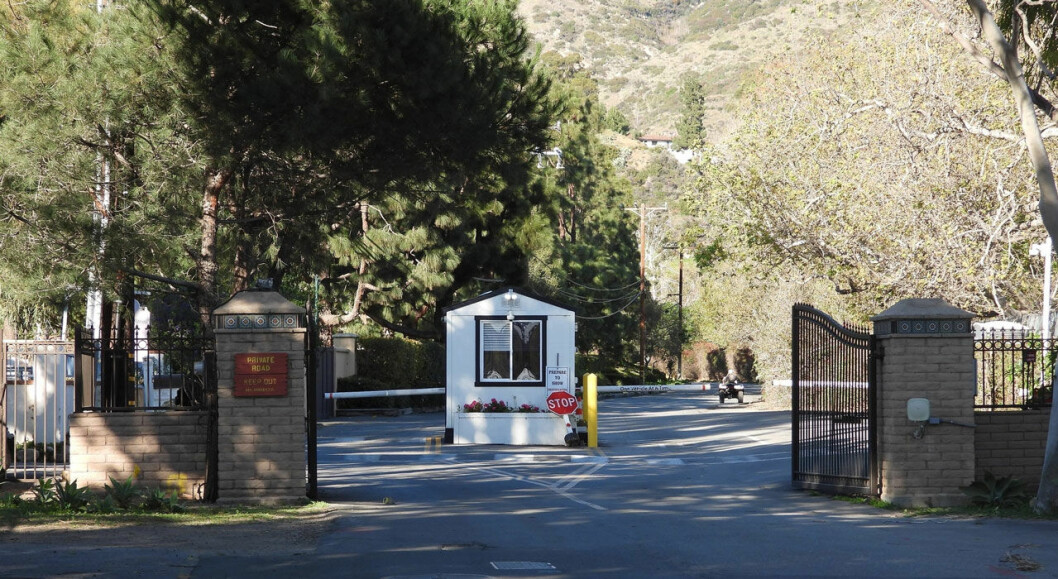 Först en vägspärr… Ryktet säger att Meghan och prins Harry är spekulanter på det här huset i Malibu i Kalifornien.