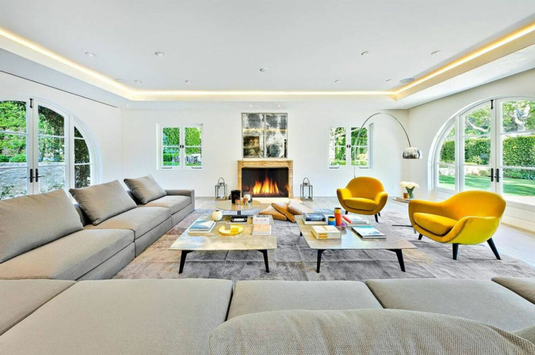 Vardagsrummet, med plats för Malibus längsta hörnsoffa. Ryktet säger att Meghan och prins Harry är spekulanter på det här huset i Malibu i Kalifornien.