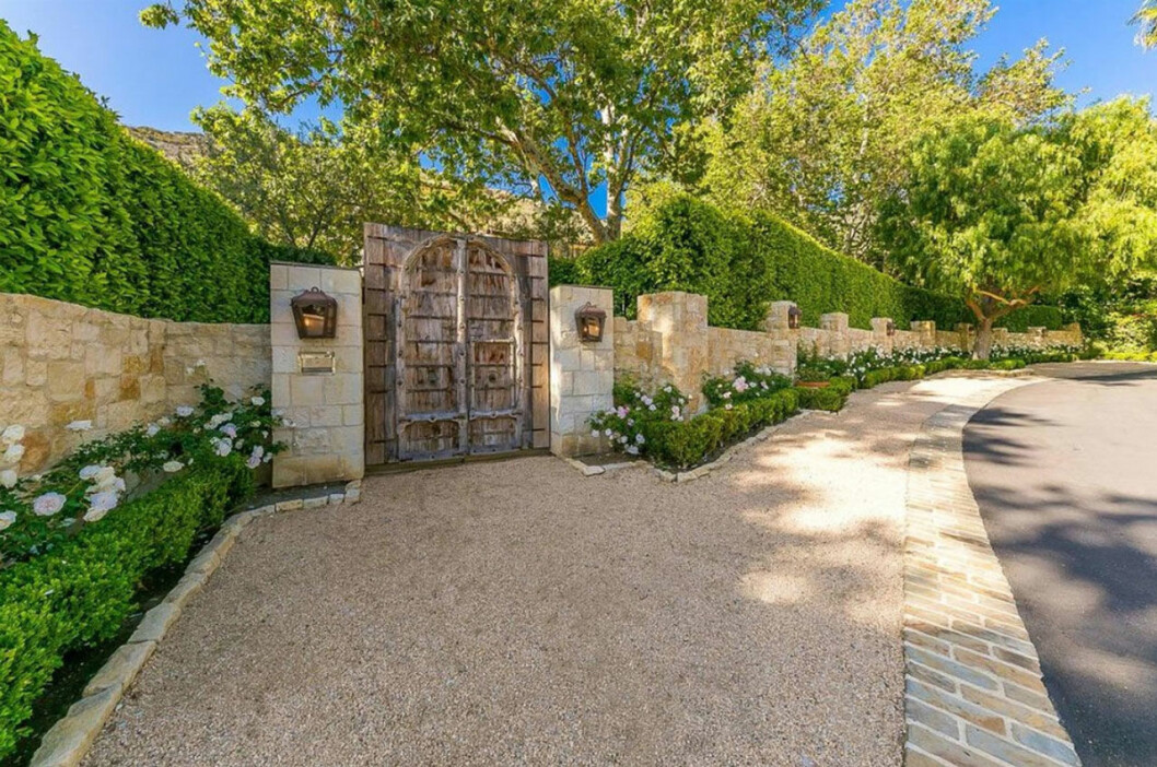 …och sedan en mur till. Här kan Meghan och Harry känna sig trygga. Ryktet säger att Meghan och prins Harry är spekulanter på det här huset i Malibu i Kalifornien.