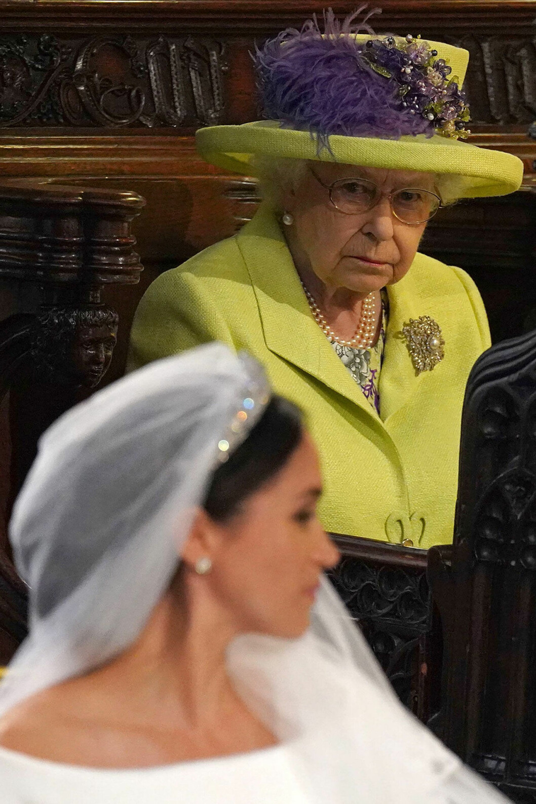 Man undrar ju vad drottning Elizabeth tänkte när den här bilden togs, mitt under vigseln. Anade hon något av vad som komma skulle? Meghan och drottning Elizabeth.