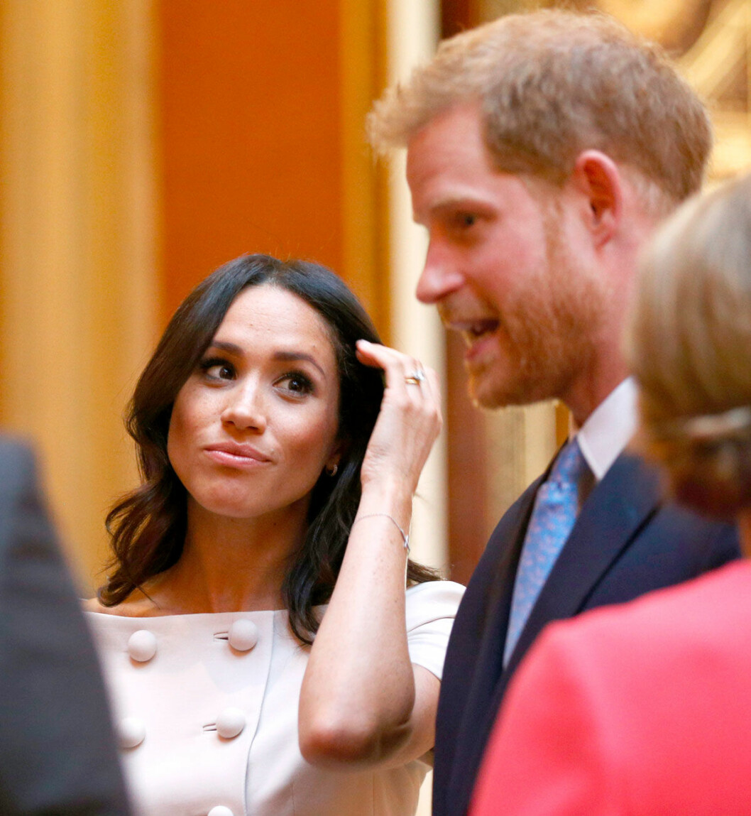 Meghan lyssnade intensivt på sin make. Meghan lyssnade intensivt på sin make.