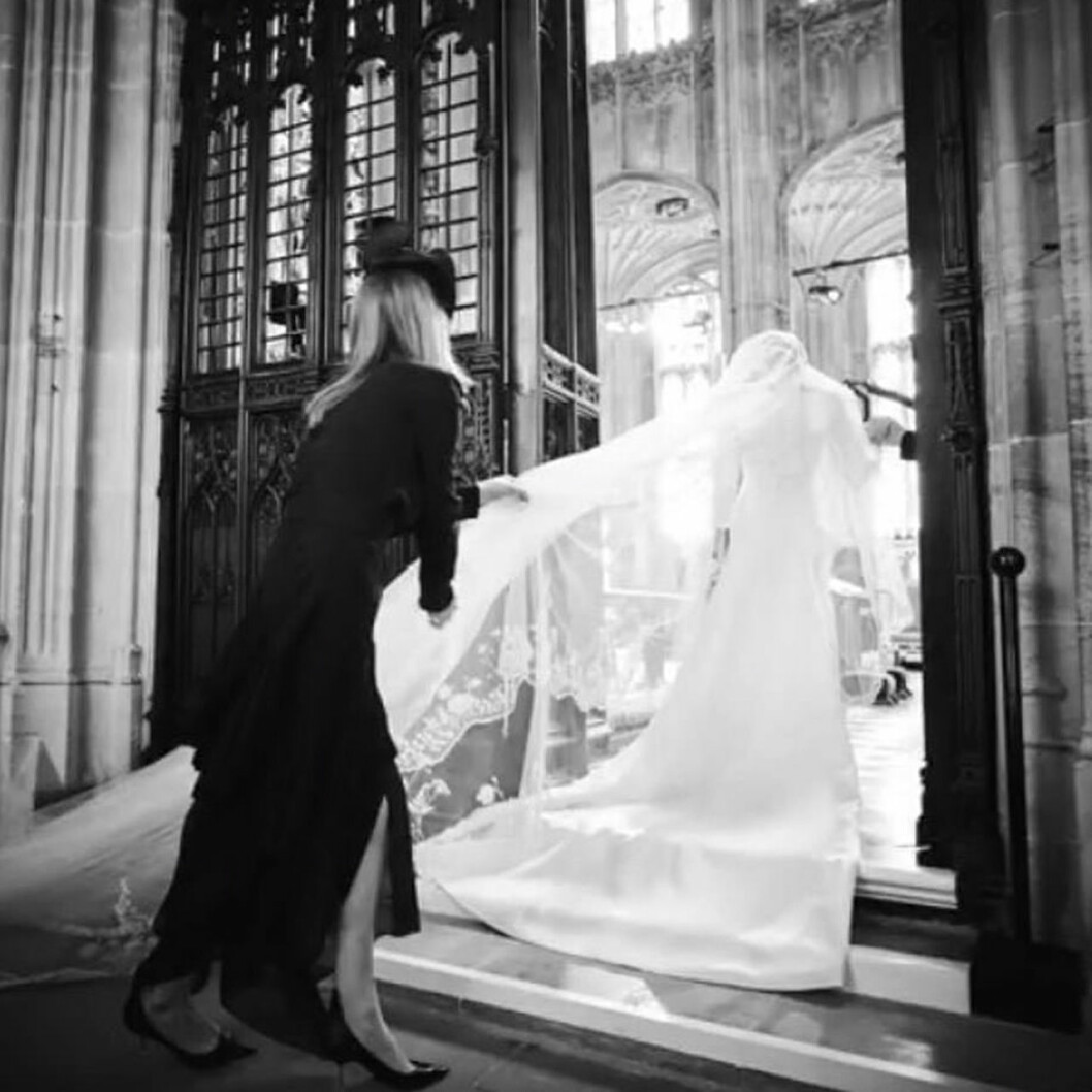 Meghan med Givenchys Clare Waight Keller som designade brudklänningen