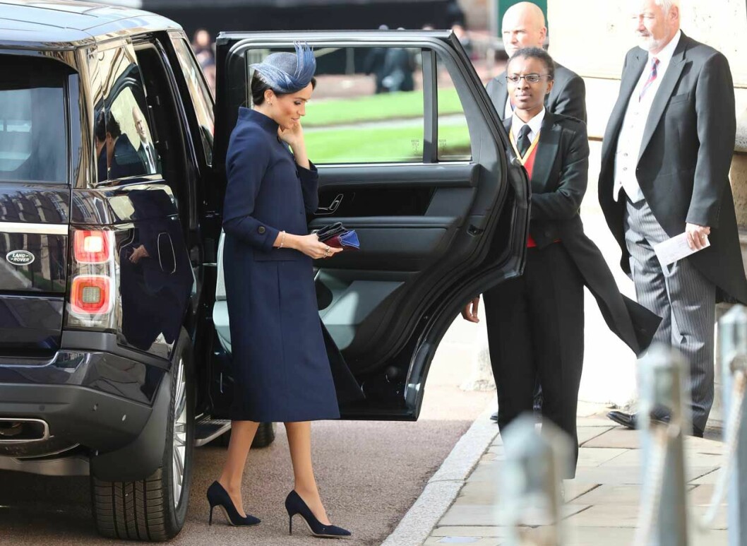 Meghan i stor kappa från Givenchy.