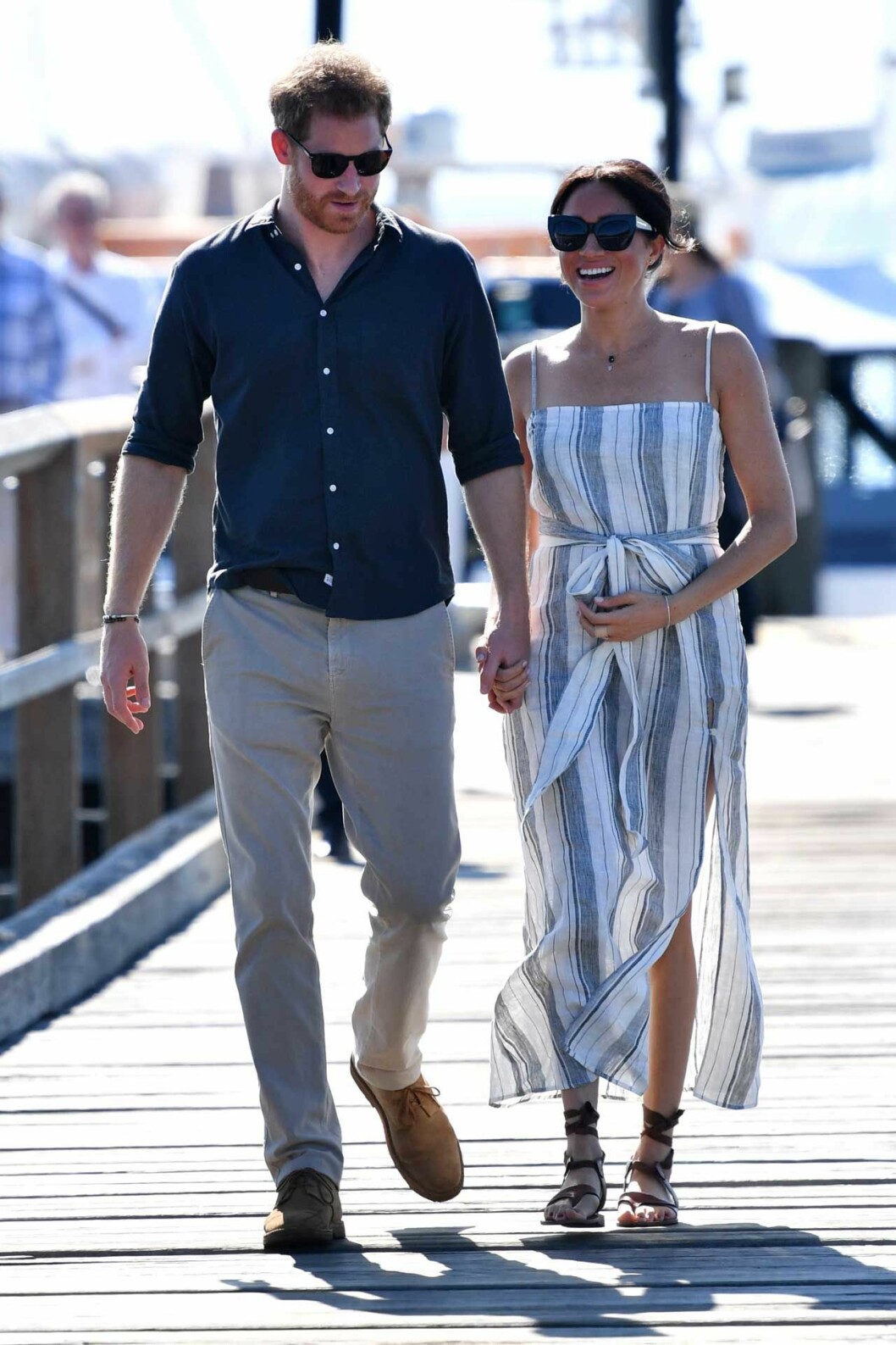 Den 22 oktober såg vi Meghan skydda magen med handen första gången. Den 22 oktober såg vi Meghan skydda magen med handen första gången.