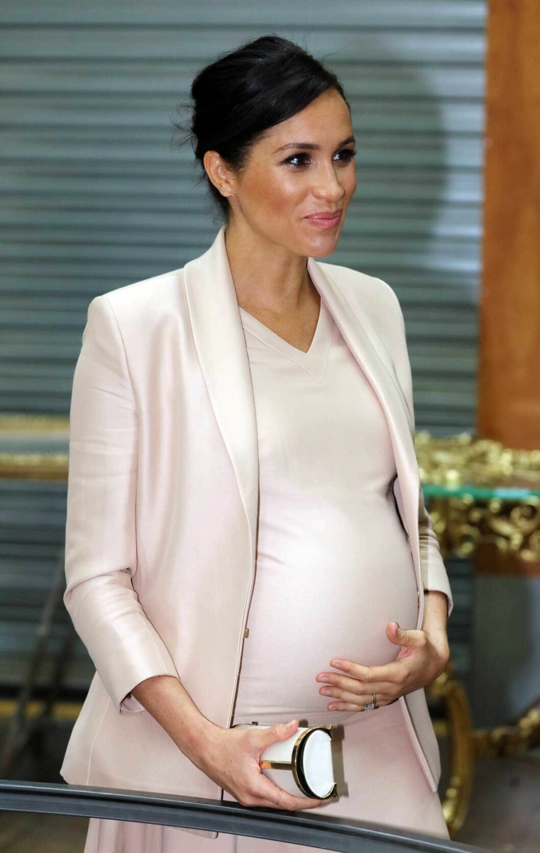 Den 30 januari bar Meghan för ovanlighetens skull ljust, men fortsatte sitt modeval att visa upp magen i tighta plagg. Den 30 januari bar Meghan för ovanlighetens skull ljust, men fortsatte sitt modeval att visa upp magen i tighta plagg.