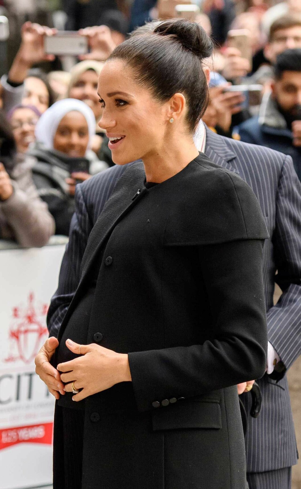 Även den 31 januari dök hertiginnan Meghan upp och höll stolt över den växande gravidmagen. Även den 31 januari dök hertiginnan Meghan upp och höll stolt över den växande gravidmagen.