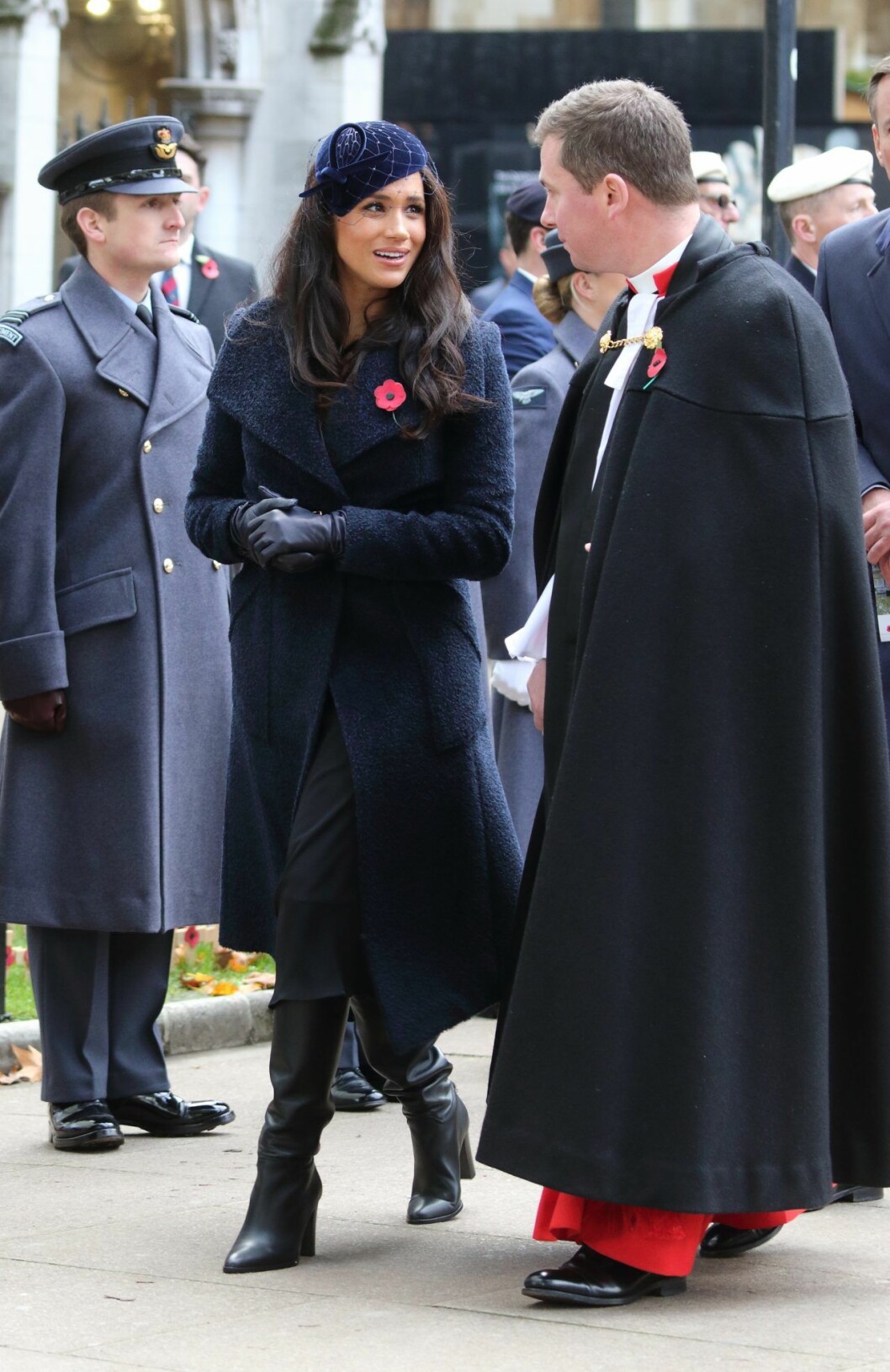 Meghan Markle i hatt från Philip Treacy. Credit: Meghans Mirror. Meghan