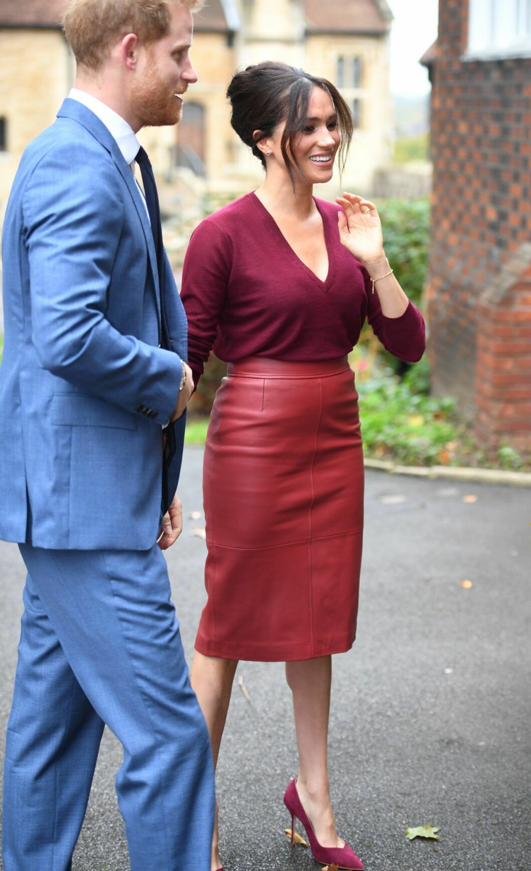 Meghan i röd skinnkjol. Och visst är det en likadan, från Hugo Boss, som den Letizia bär? Meghan Markle i röd skinnkjol