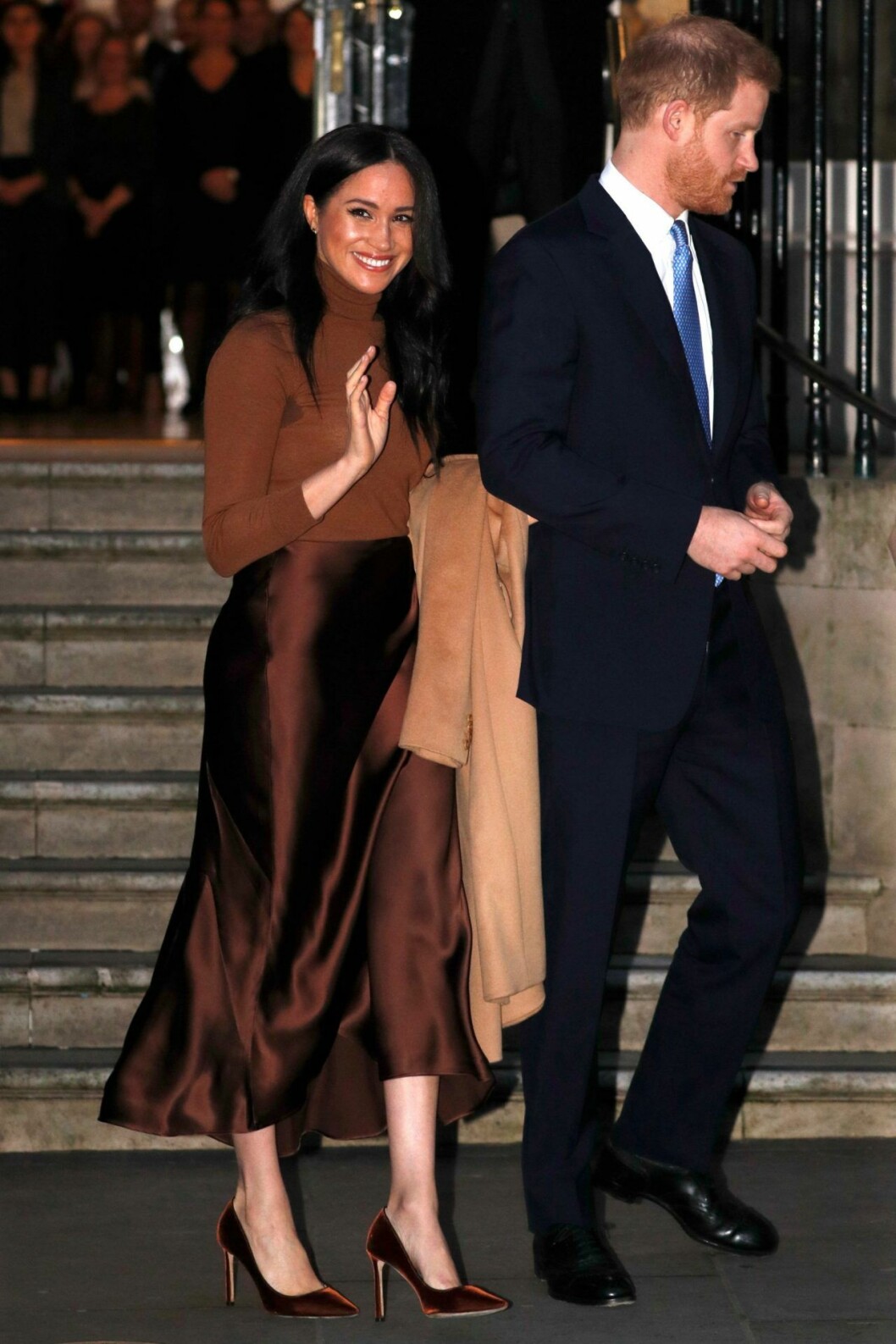 Meghan i kjol och stickad polo från Massimo Dutti. Credit: Meghans Mirror. Meghan Markle