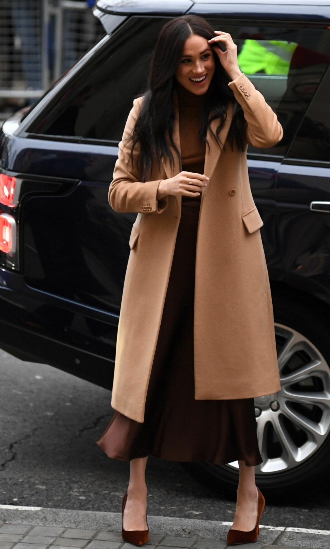 Meghan i kappa från Reiss. Skorna kommer från Jimmy Choo. Credit: Meghans Mirror. Meghan Markle