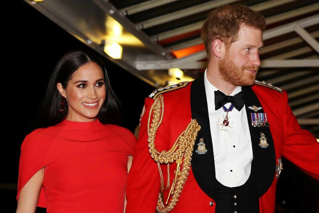 Meghan i klänning från Safiyaa. Meghan