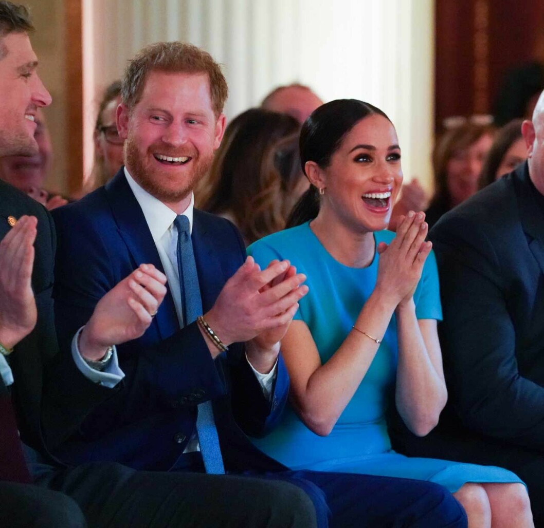 Meghan i fodralklänning från Victoria Beckham Meghan