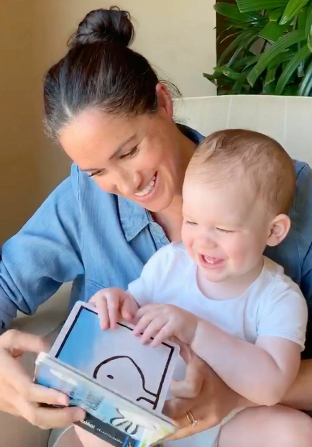 Födelsedagsbarnet Archie med mamma Meghan. Meghan och Achie på hans ettårsdag