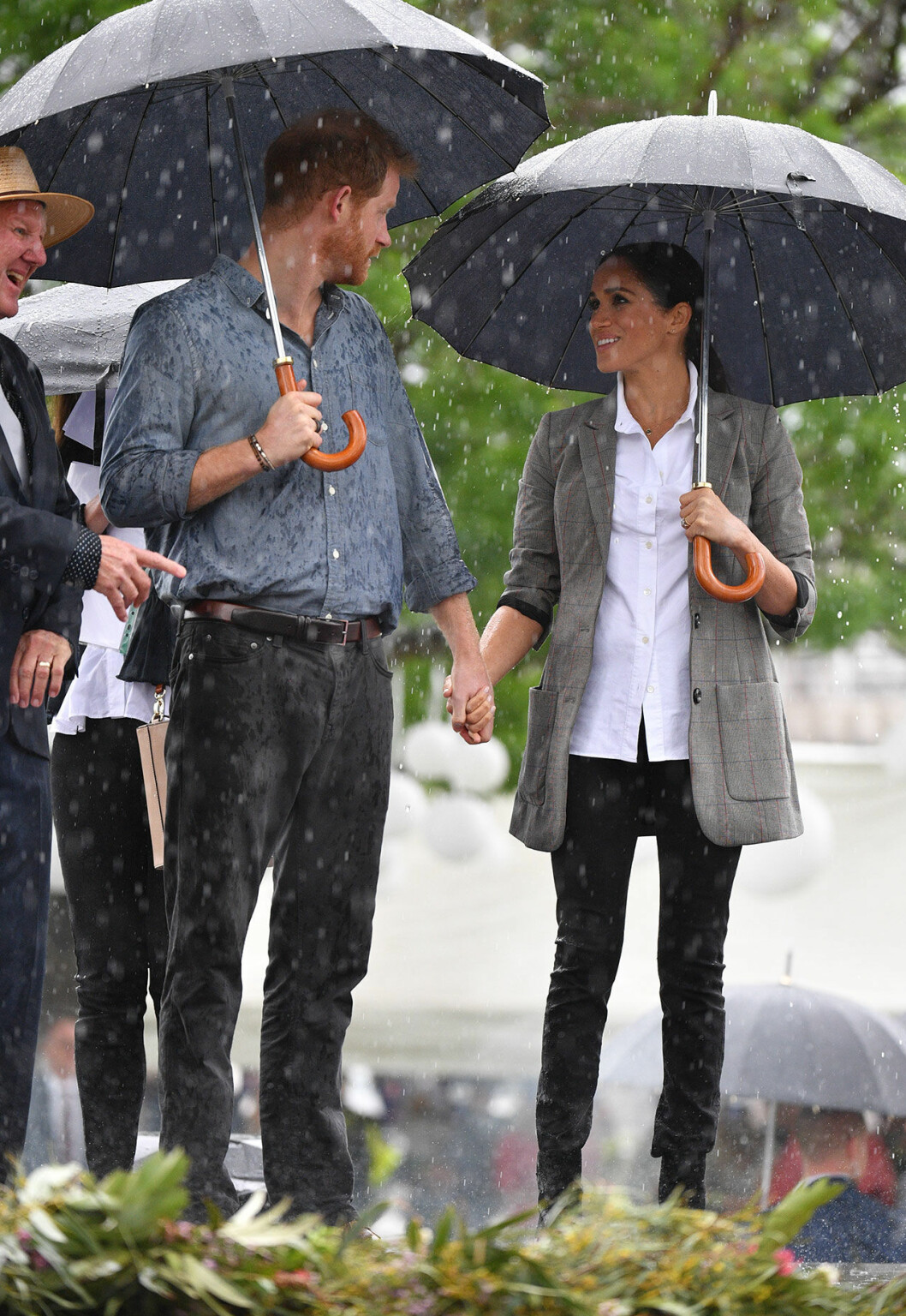Meghan och Harry håller hand.