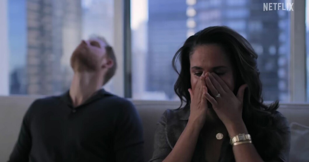 En stillbild från trailern av kommande dokumentärserien Harry & Meghan där Meghan Markle gråter och prins Harry lutar huvudet tillbaka
