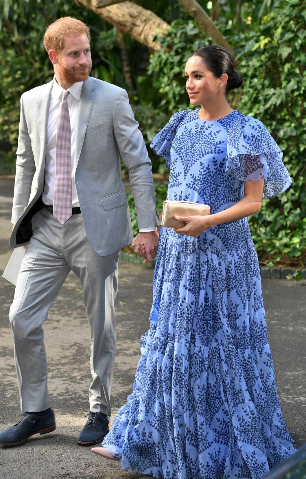 Hertiginnan Meghan i Caroline Herrera, prins Harry i grå kostym
