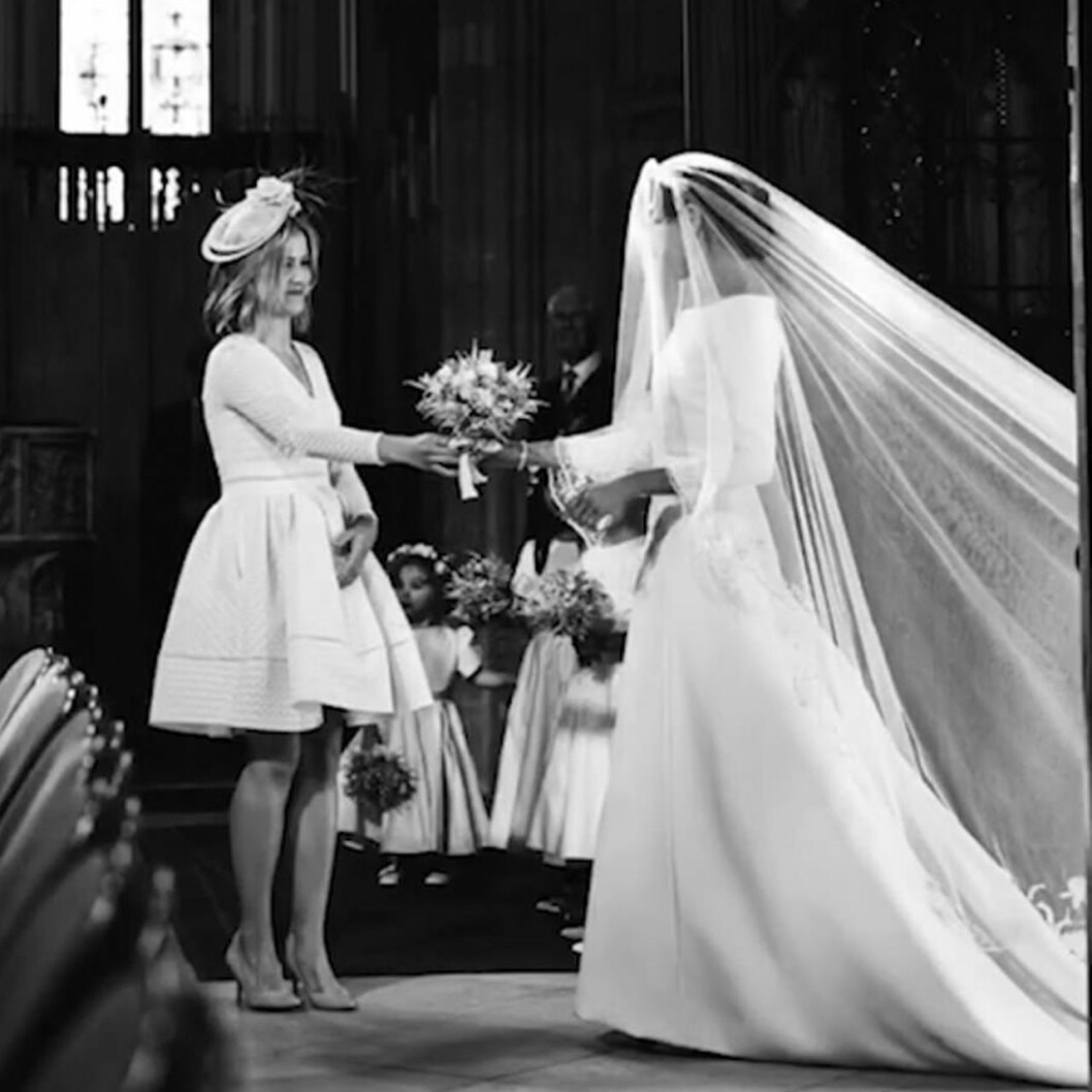 Meghan med sin okända tärna, prins Harrys assistent Clara Madden.