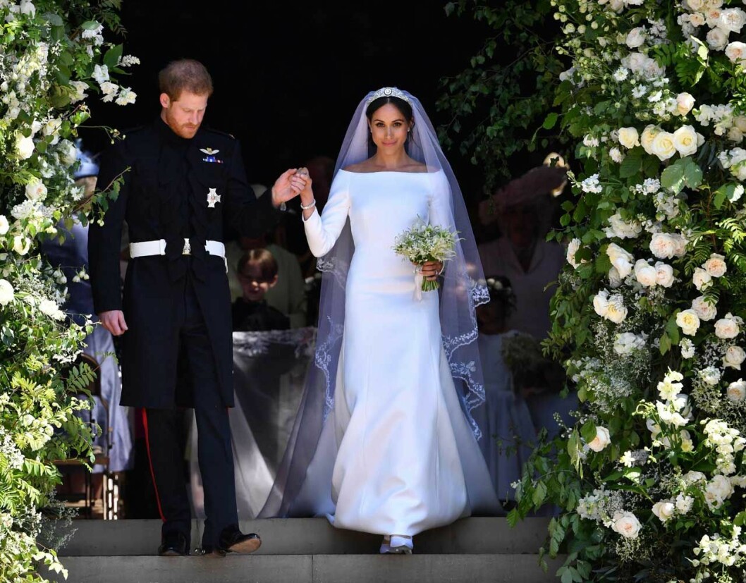 Meghan valde bländvitt siden från Givenchy. Hertiginnan Meghan Markles brudklänning från Givenchy.