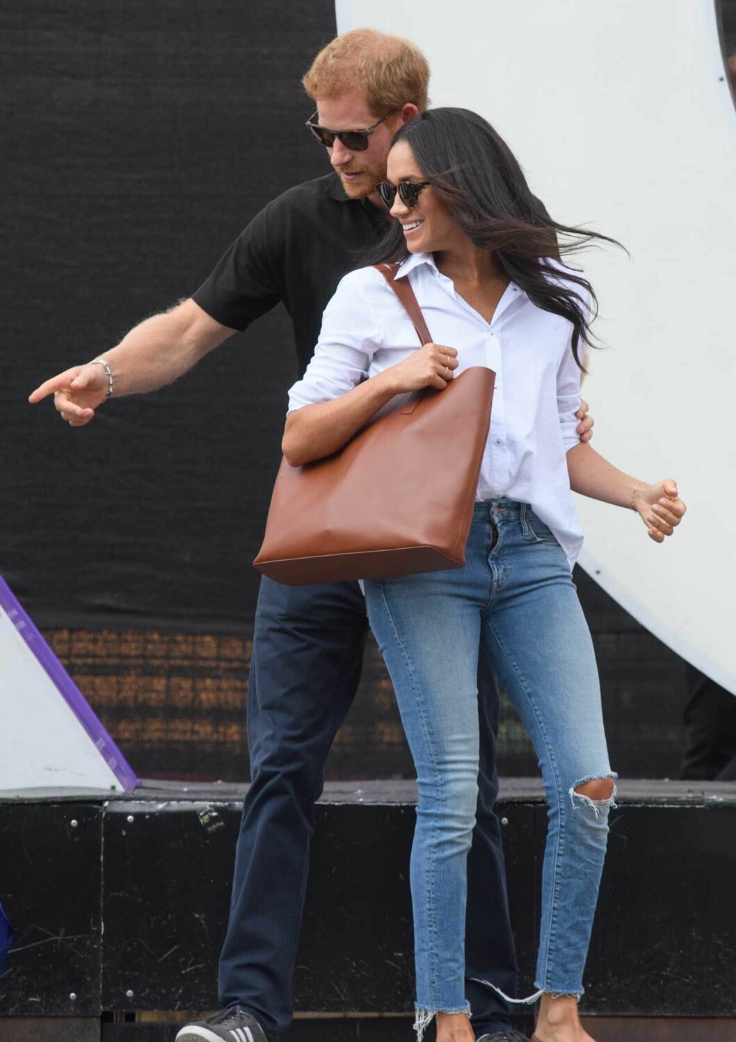 Meghan mrkle med sin bruna shopperväska