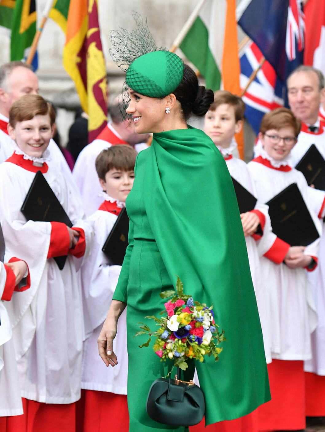 Meghan, snart fri. Meghan i cape vid Commonwealth Service i Westminster Abbey.
