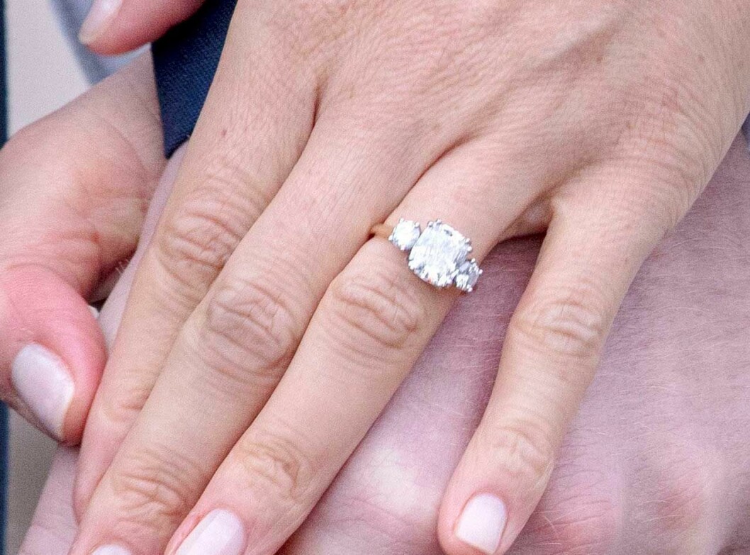 Här kan ni se den pampiga förlovningsringen som Meghan annars alltid bär. Meghans förlovningsring.