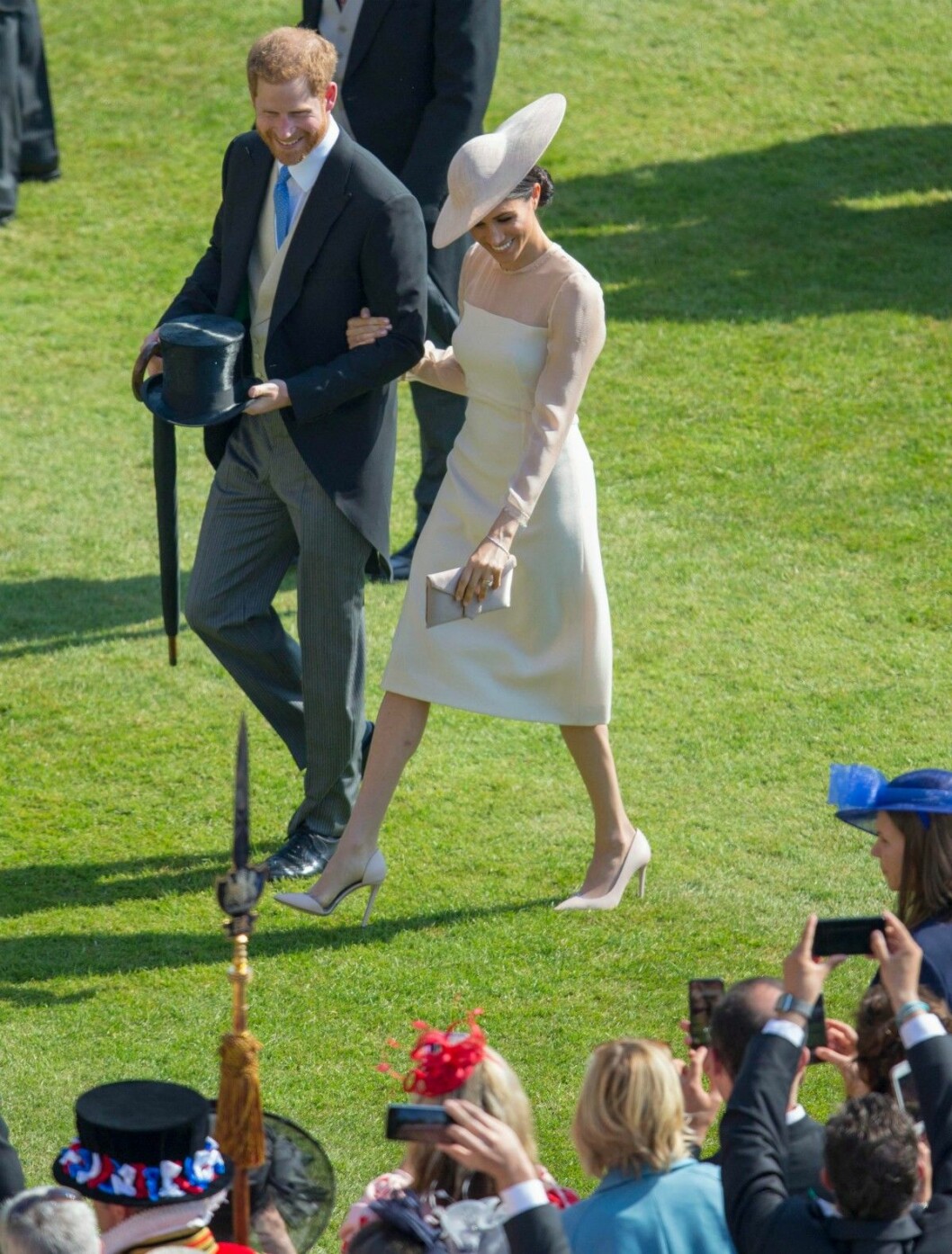 På det senaste gardenpartyt var det Meghan och Harry som var hetast i vimlet. Meghan och Harry på gardenparty på Buckingham Palace.