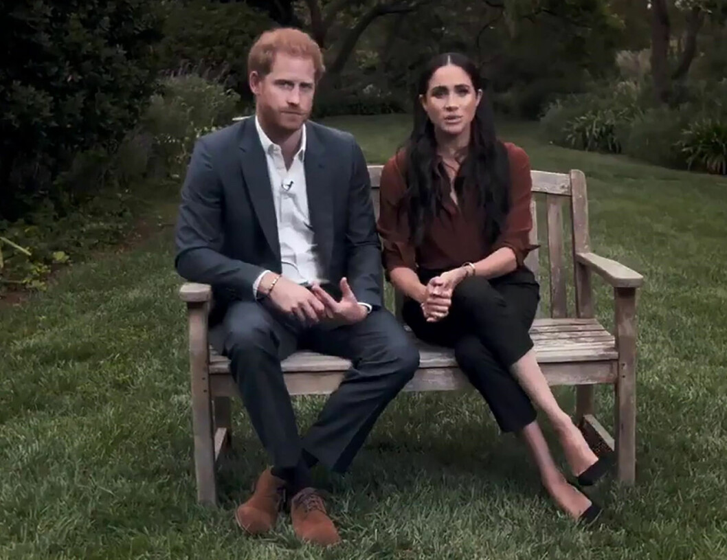 Harry och Meghan i trädgården till huset i Montecito. Prins Harry Hertginnan Meghan Markle