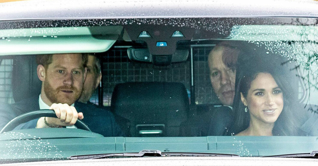 Harry såg sammanbiten ut när han körde Meghan till kyrkan. Prins Harry kör Meghan till kyrkan.