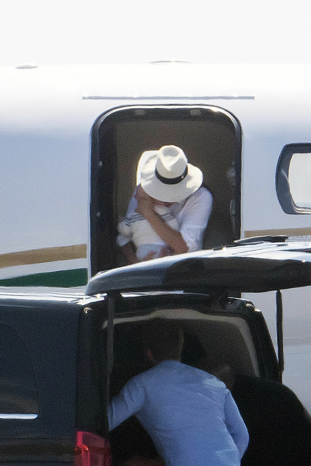 Meghan bär ut lilla Archie ur privatflyget de flög till Nice. Meghan bär ut lilla Archie ur privatflyget de flög till Nice.
