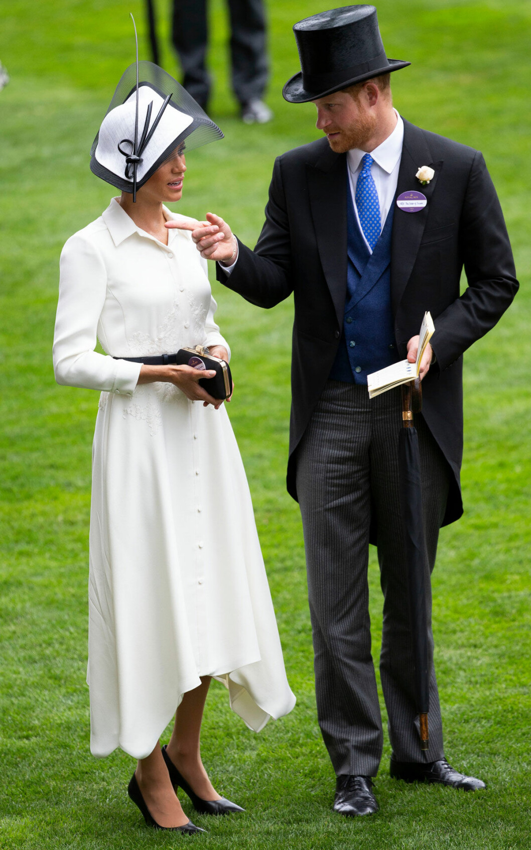 Meghan verkar vara van att gå på gräsmattor i högklackade skor! Meghan verkar vara van att gå på gräsmattor i högklackade skor!