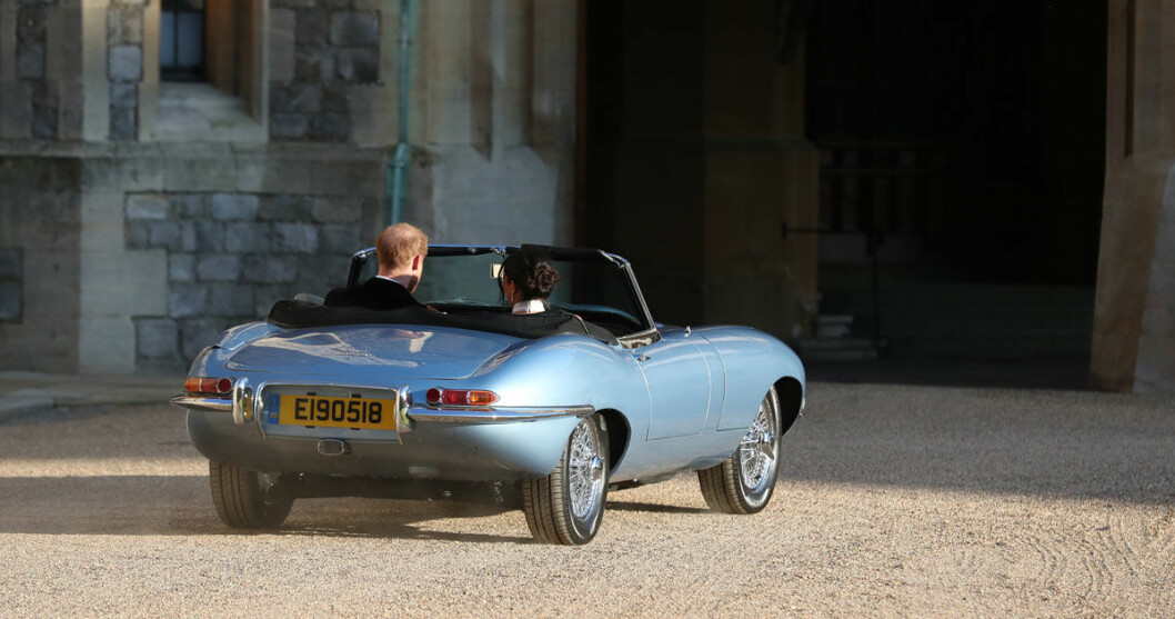 Meghan och Harry anlände till bröllopsfesten i en blå jaguar.