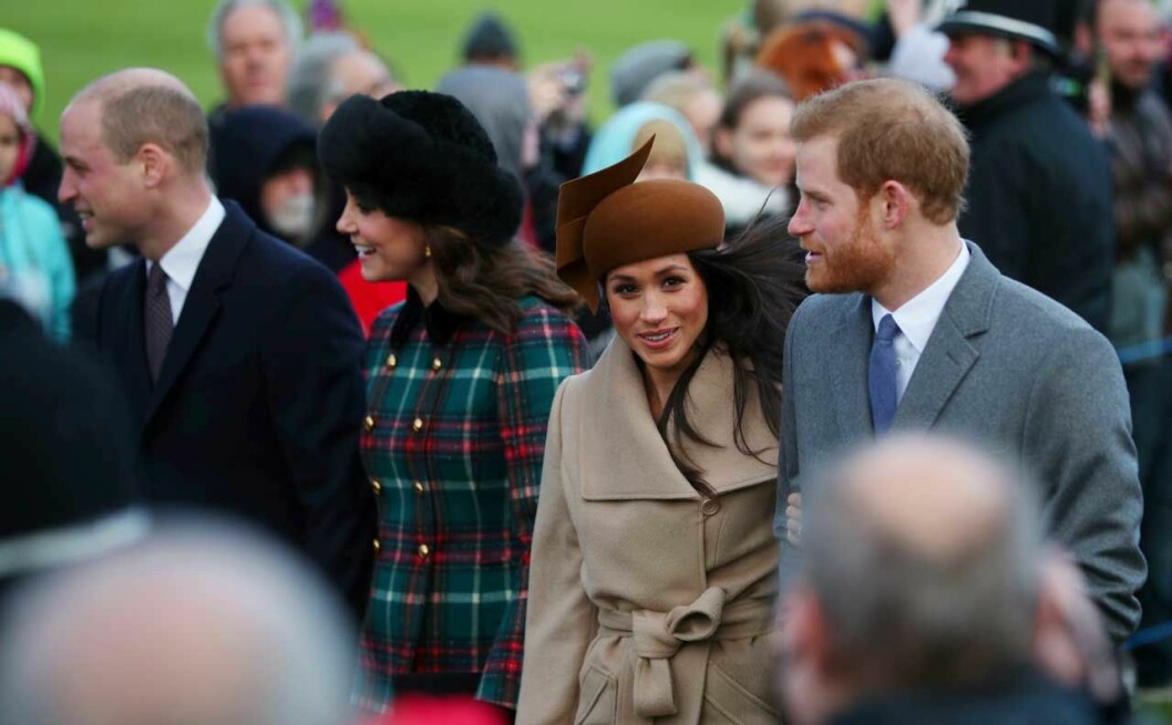 Meghan och Harry firade sin första jul ihop 2017. I bakgrunden syns William och Kate. Meghan och Harry firade sin första jul ihop 2017. I bakgrunden syns William och Kate.