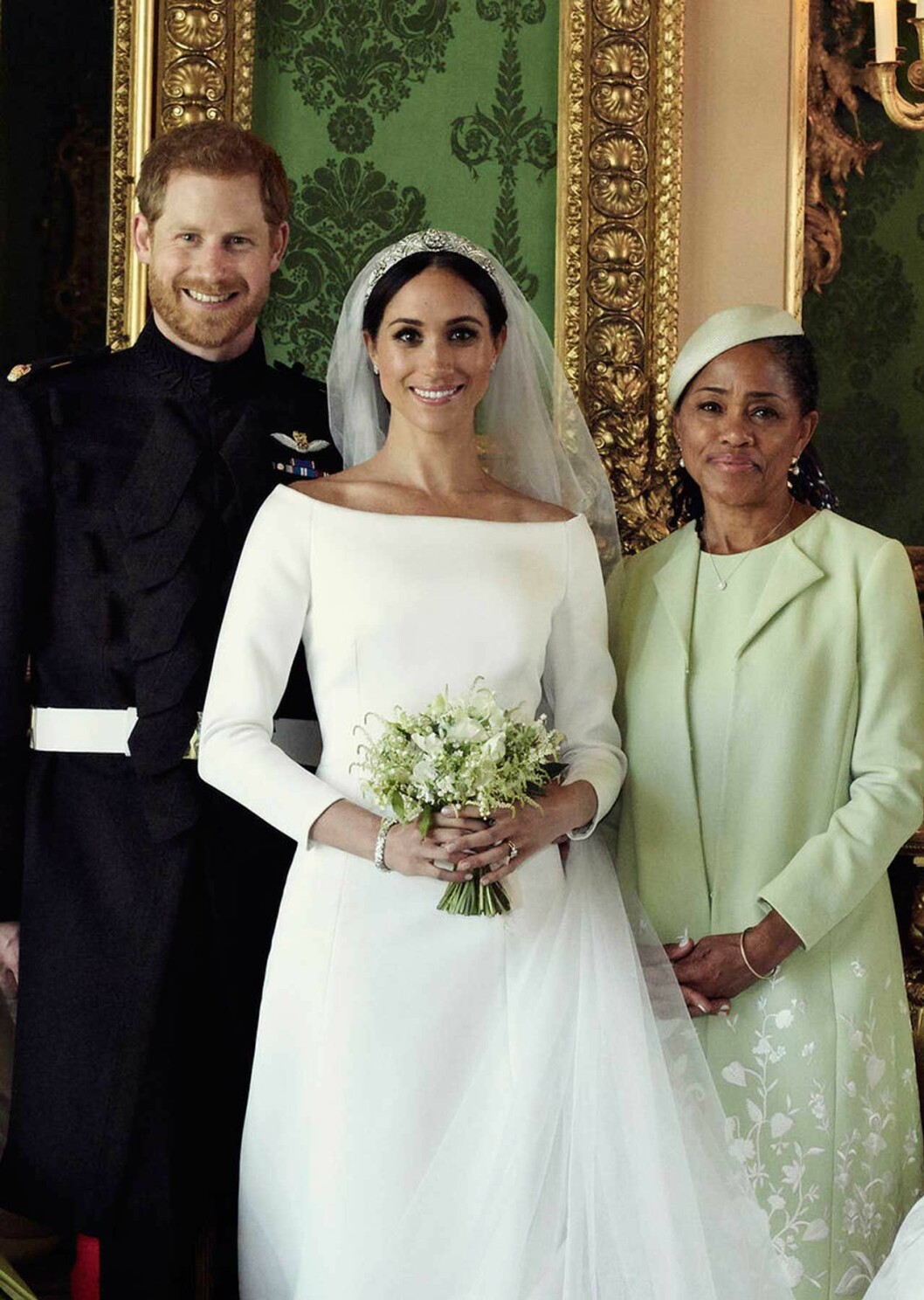 Det var den 19 maj förra året som Meghan sa ja till prins Harry i St George’s Chapel, iförd siden från Givenchy och drottning Marys briljanttiara. Meghan och prins Harry med Doria Ragland efter vigseln i St George's Chapel