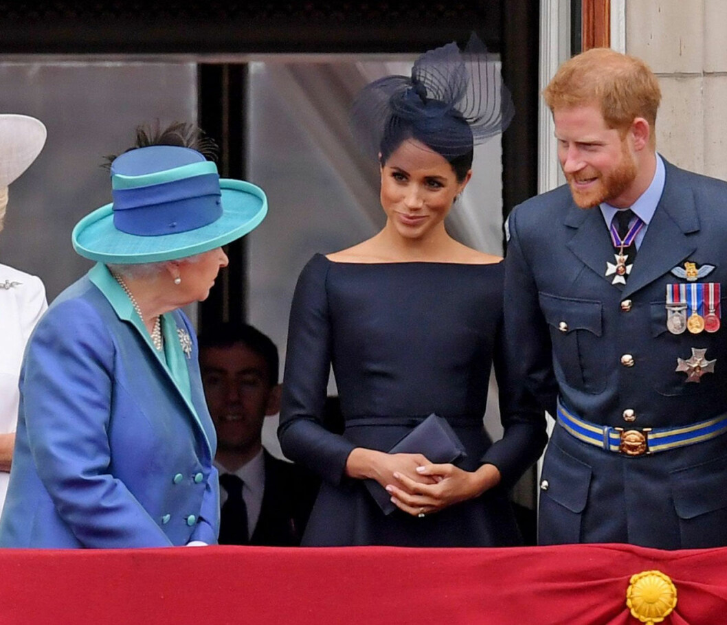 För drottning Elizabeth handlar det om att upprätthålla monarkin. Vad hon personligen anser om allt detta är det ingen utomstående som vet. Drottning Elizabeth med Meghan och prins Harry.
