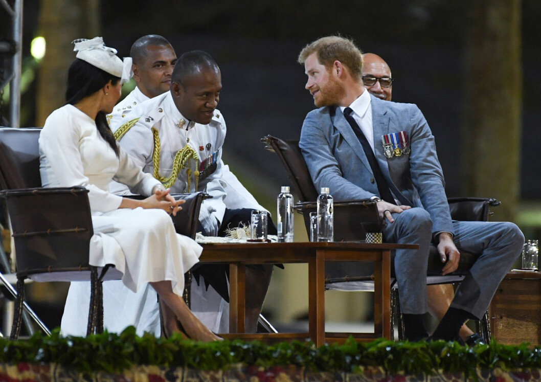 “Vågar jag verkligen dricka den där kavan? ” ser prins Harry ut att fråga… "Vågar jag verkligen dricka den där kavan? " ser prins Harry ut att fråga...