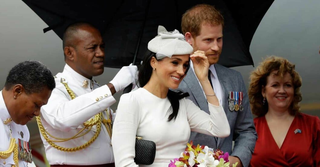 Här sveper prins Harry pepprig Fiji-dryck – i vräkande monsunregn