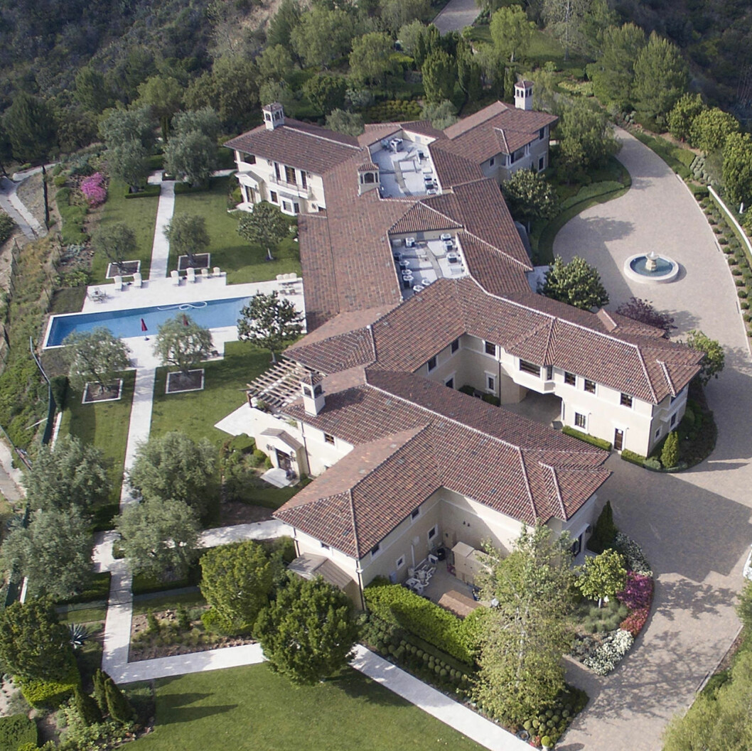 Den amerikanska bilden av Toscana. Ett jättehus i gated community-området Beverly Ridge Estates. Meghans och Harrys hus i bergen ovanför Beverly Hills.
