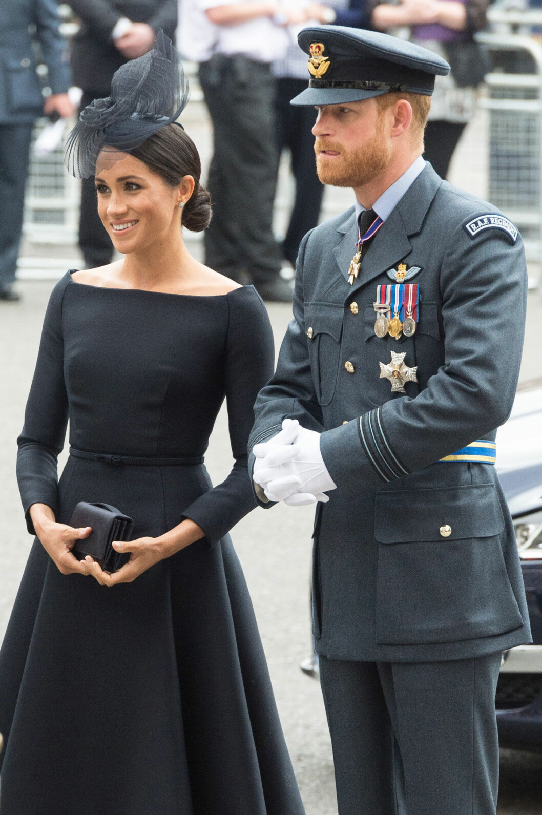 Hertiginnan Meghan bar en vacker klockad klänning med elegant hatt. Hertiginnan Meghan bar en vacker klockad klänning med elegant hatt.