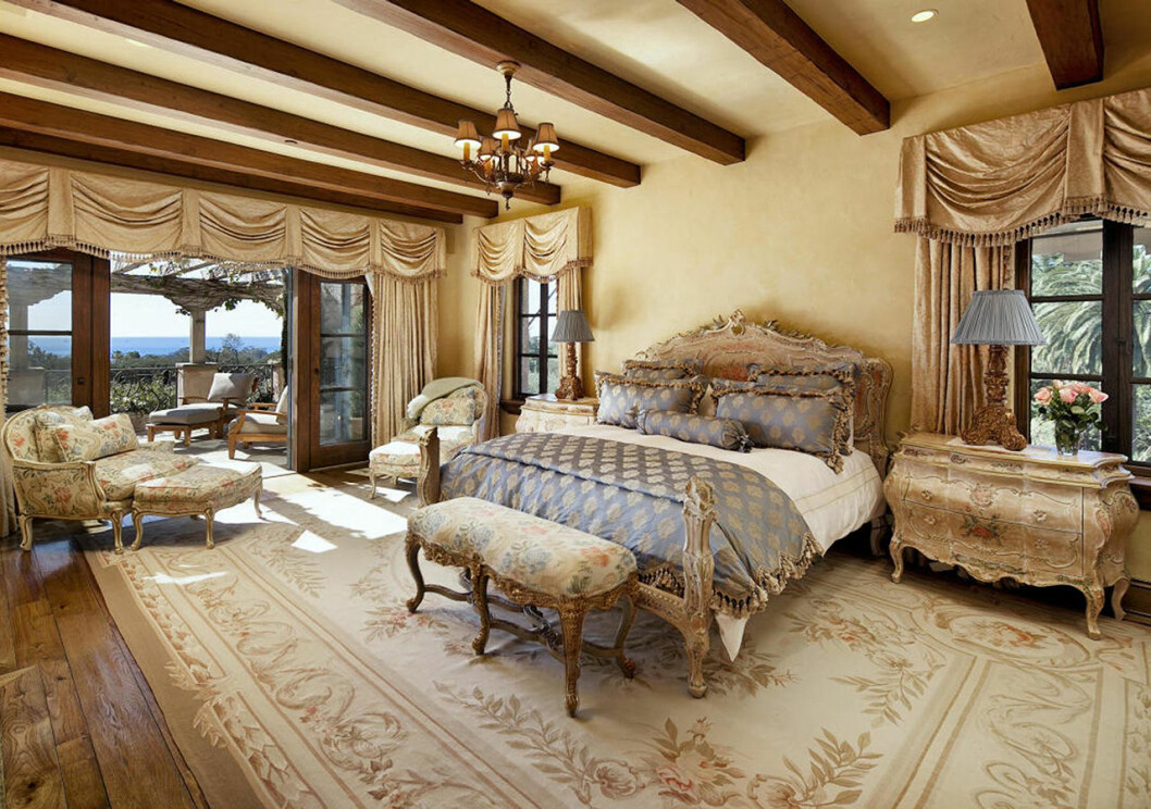Ytterdörren och delar av trädgården på Meghan och Harrys nya hus i Montecito, Santa Barbara.