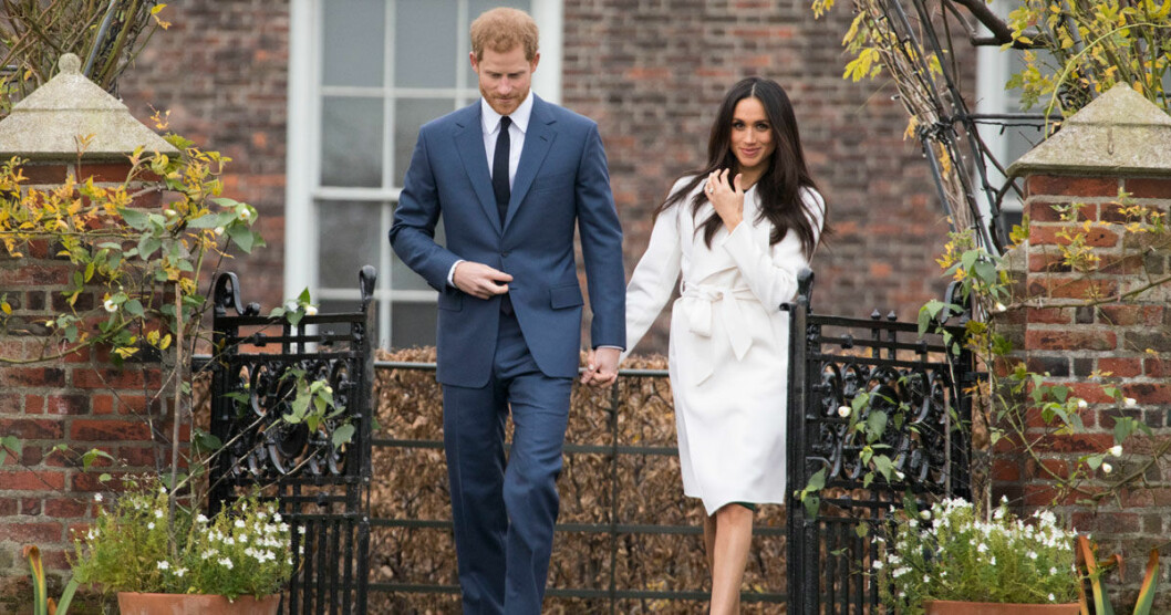 Meghan och Harry håller hand.