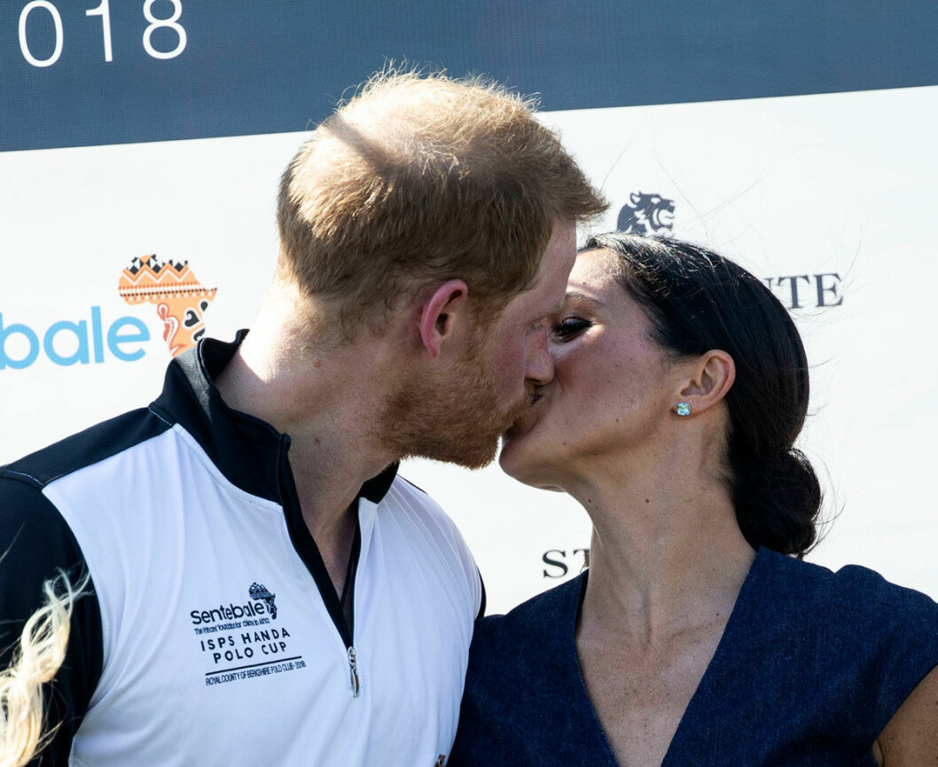 Meghan gav Harry en kyss efter polotävlingen.