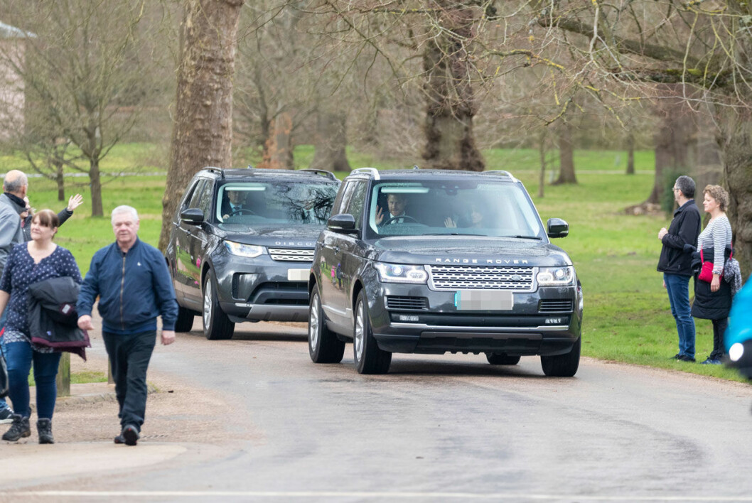 Undrar hur stämningen var där i bilen? Prins Harry och Meghan Markle på väg till kyrkan i Windsor.