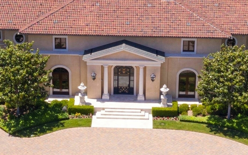 Här ser du entrén på framsidan. Toscana-inspirerat! Meghans och prins Harrys nya hus i Malibu, Los Angeles.