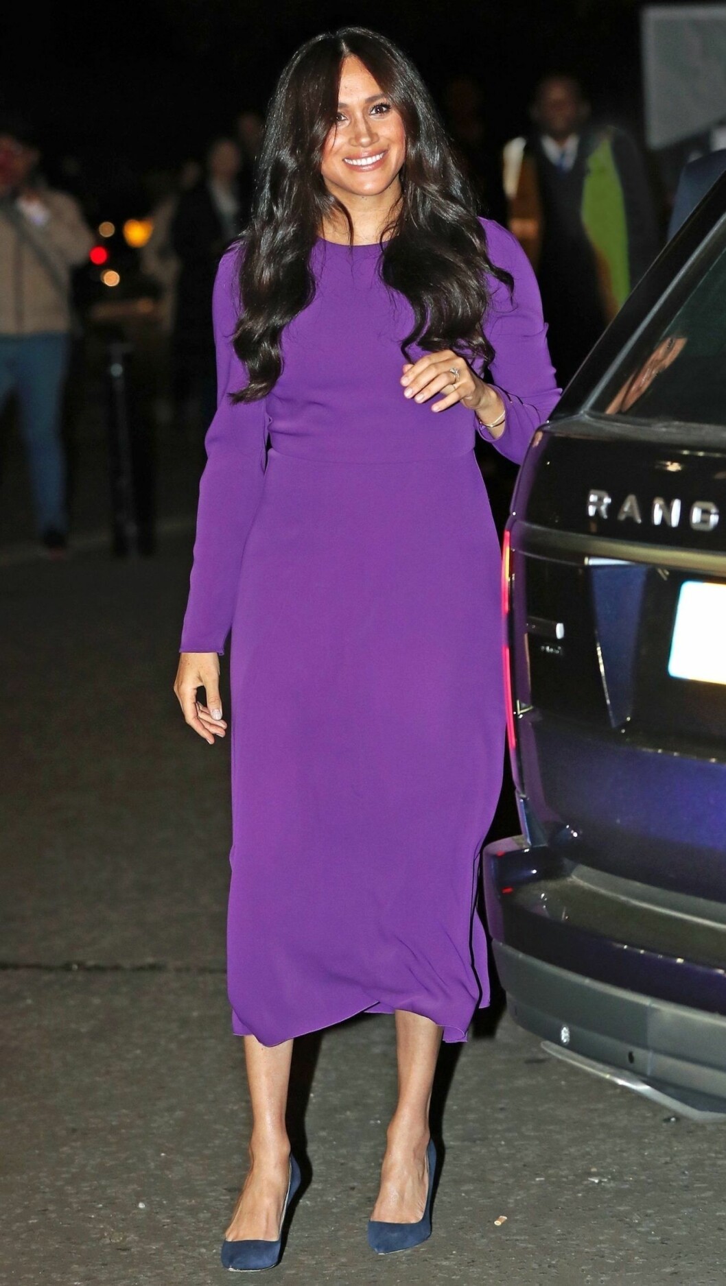 Meghan Markle i lila klänning från Aritzia. Credit: Meghans Mirror. Meghan i lila klänning.